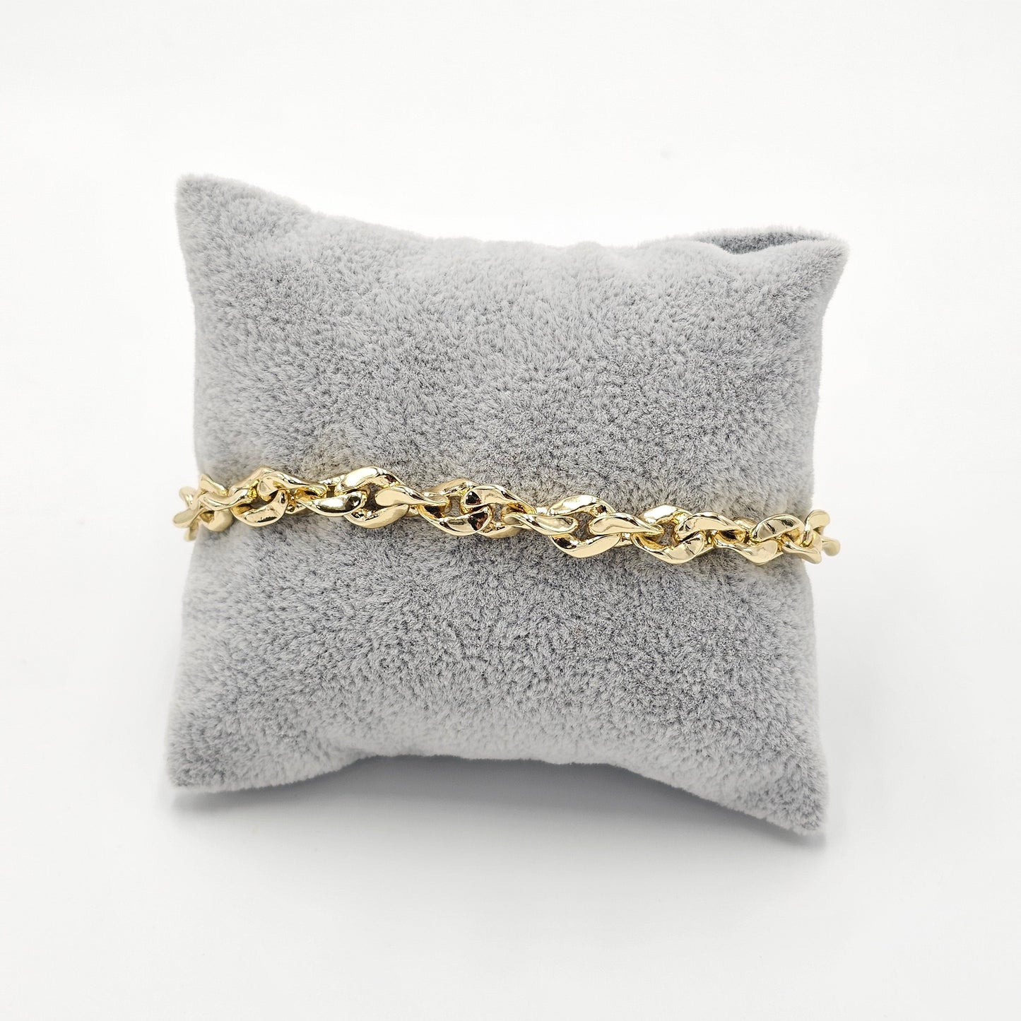 golden bracelet. size 19cm