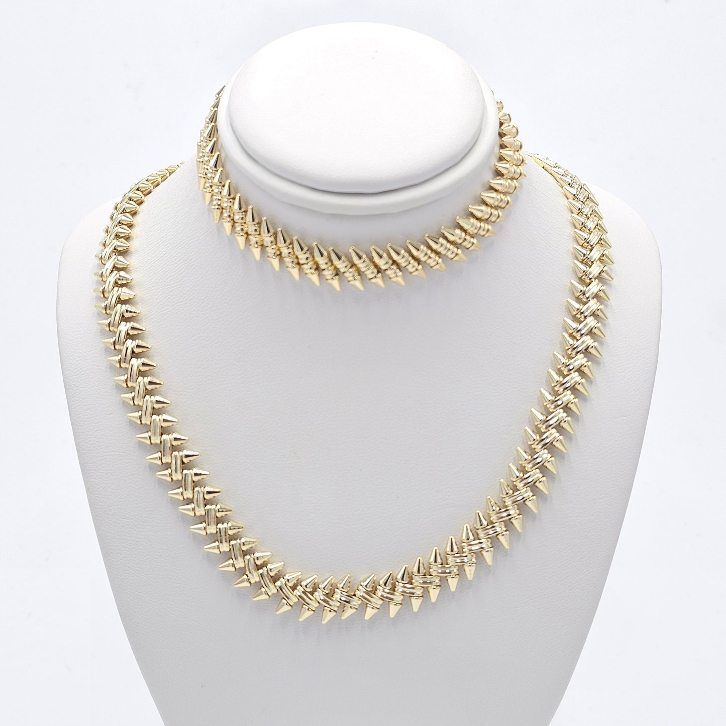 golden set. chain and bracelet. size 45+5cm