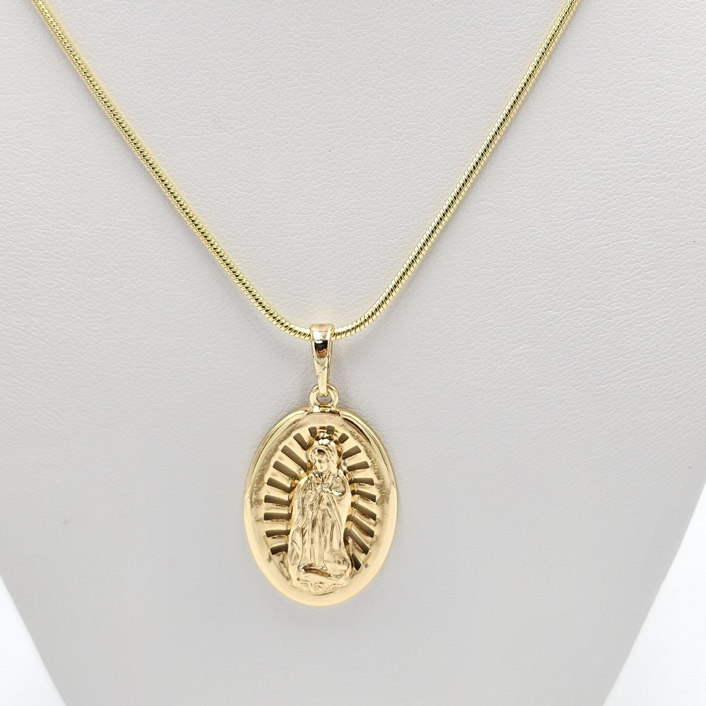 Virgin pendant and chain. size 20 inches
