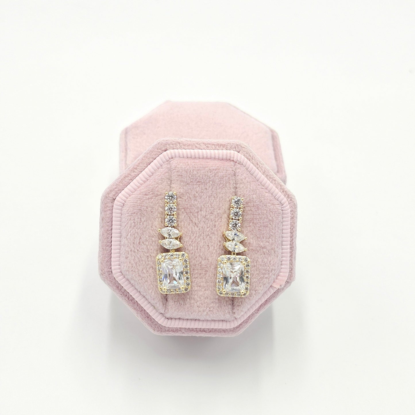 clear drop earring. size medium