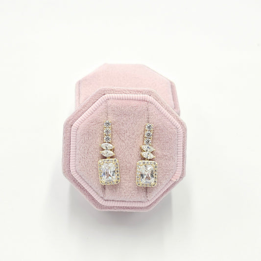clear drop earring. size medium