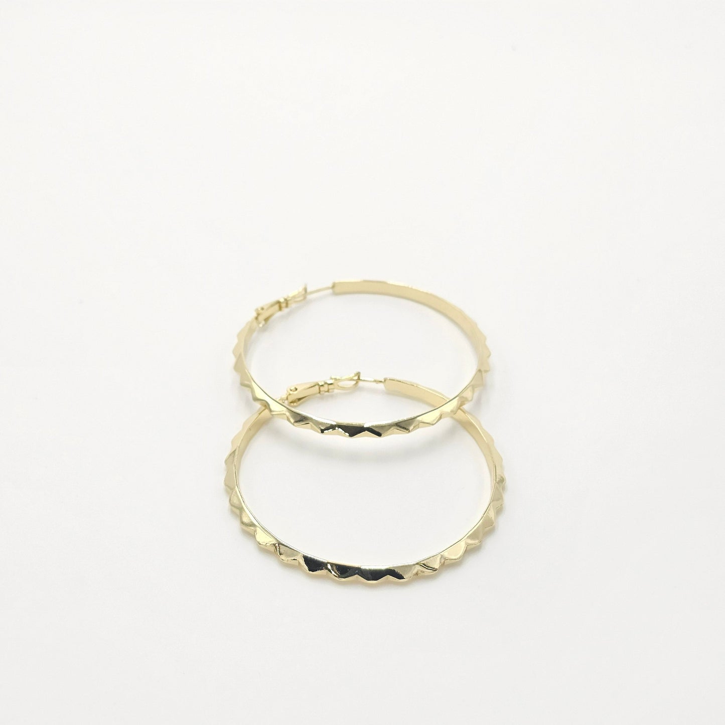 golden plain hoops earrings.
