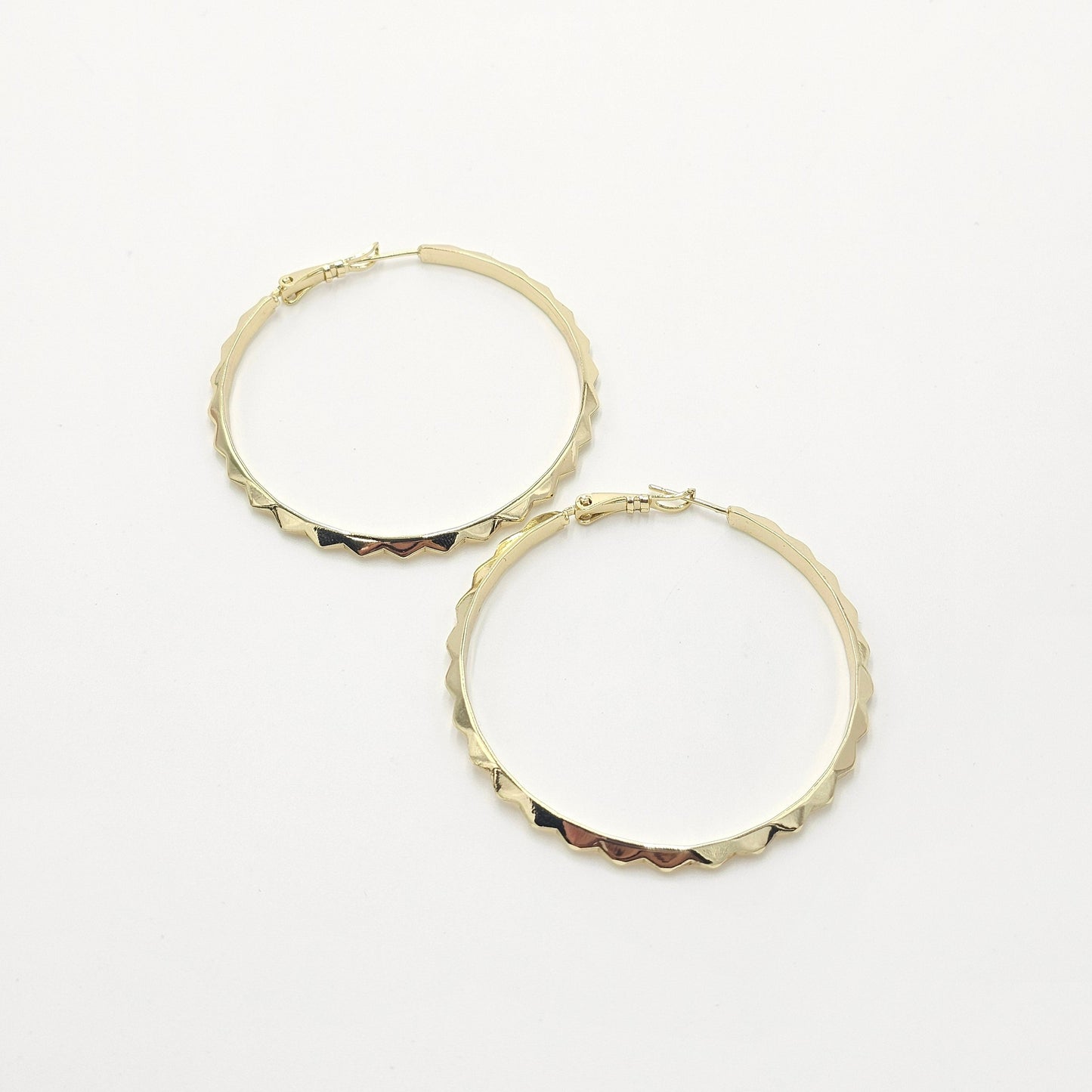 golden plain hoops earrings.