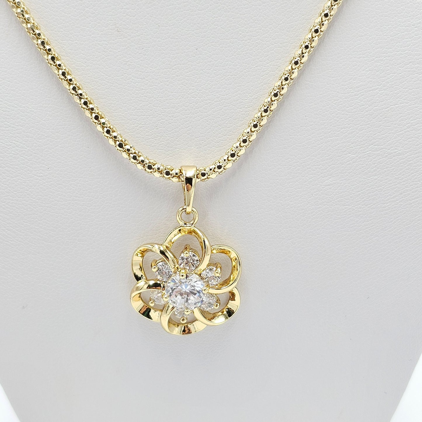 flower pendant and chain. size 18 inches