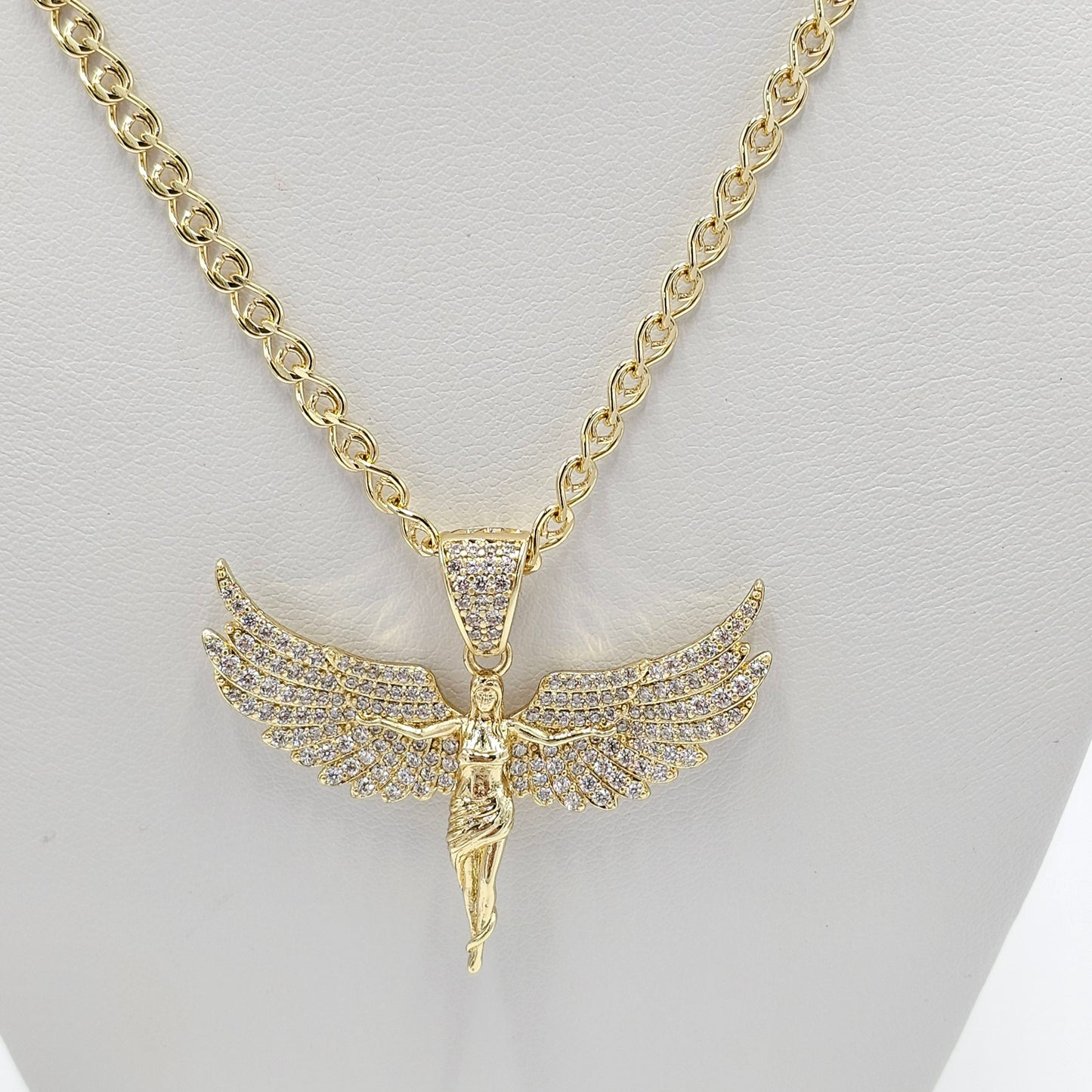 Isis pendant and chain. size 21 inches