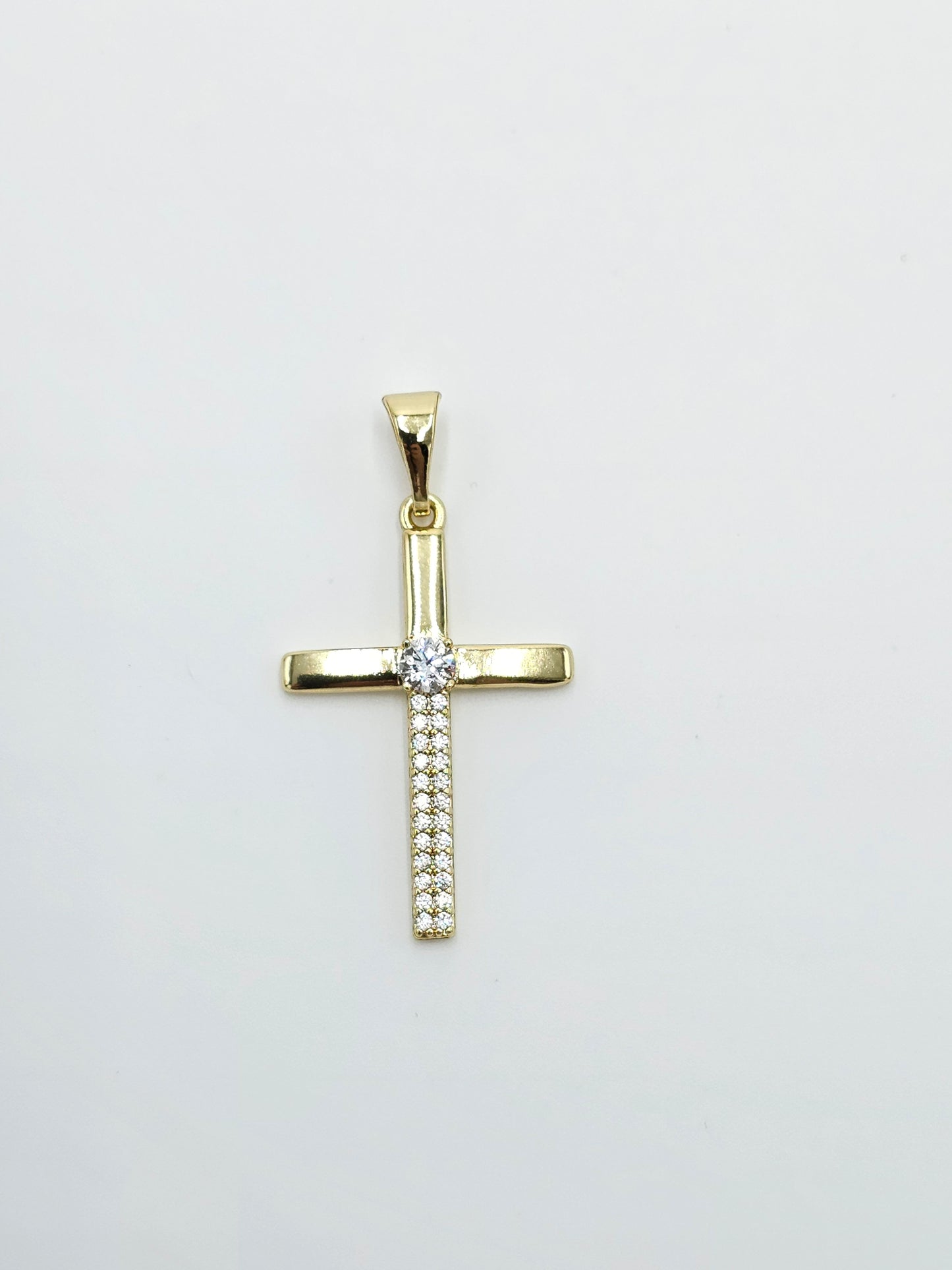 Latin cross. 4cm (chain not include)